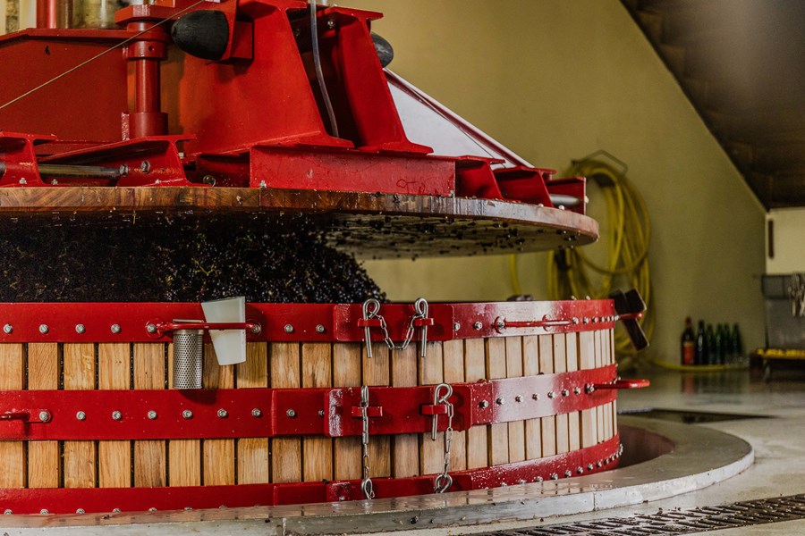 <p>Druene presses p&aring; en tradisjonell champagnepresse. Vinifikasjonen foreg&aring;r p&aring; emaljerte st&aring;ltanker, og en andel av vinene lagres deretter p&aring; brukte eikefat. Det lages viner b&aring;de med og uten malolaktisk gj&aelig;ring. Ideen er &aring; f&aring; en bred palett med baseviner, som gir fleksibilitet n&aring;r man setter sammen blandingene. Mange av vinene er meget detaljerte sammensetninger av ulike &aring;rganger med stor andel reservevin, og det er ikke n&oslash;dvendigvis den yngste &aring;rgangen som utgj&oslash;r hovedparten av blenden. I tillegg blandes viner med og uten fatlagring og viner med og uten malolaktisk gj&aelig;ring. Etter tapping p&aring; flaske lagres vinene i to til rundt ti &aring;r p&aring; bunnfallet, avhengig av cuv&eacute;e. Enkeltvinmarksvinene lagres under champagnekork, men resten av vinene ligger under <em>crown cap</em>. Det tilsettes lite eller ingen <em>dosage</em>.</p>
<p>Vinene har en str&aring;lende dybde og kompleksitet, ofte med en viss gener&oslash;sitet og modenhet, men alltid med en underliggende saltaktig energi, som tilf&oslash;rer n&oslash;dvendig nerve og struktur. Vinene modner imponerende sakte og beholder en ungdommelig fruktighet over flere &aring;r.</p>