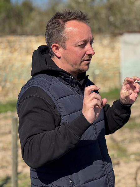 <p>Doyard-familien har v&aelig;rt involvert i druedyrking i Champagne siden 1677. Den moderne eiendommen ble etablert da Maurice Doyard begynte &aring; produsere egen vin i 1927. Eiendommen ble overtatt av Yannick Doyard i 1981, og han ble s&aring; assistert av sin s&oslash;nn Charles fra 2006. Dessverre gikk Charles br&aring;tt bort i 2017, og eiendommen er n&aring; ledet av Charles sin bror, Guillaume Doyard.</p>