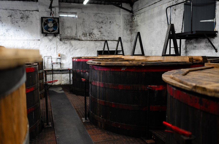 Springbank ble etablert i 1828 i byen Campbeltown ytterst på halvøya Kintyre. Det eies av J&A Mitchell, som også eier nabodestilleriet Glengyle og den uavhengige tapperen Cadenhead. Kintyre ligger vest for Glasgow, og utenfor Kintyre ligger Islay og videre Atlanterhavet. På 1800-tallet hadde Campbeltown den største tettheten av destillerier i Skottland. På det meste var det 32 destillerier der. Da Alfred Barnard var på besøk på slutten av 1800-tallet var det fortsatt 21 destillerier som produserte 10 millioner liter sprit i året, og han kalte Campbeltown «The Whisky City».
<br></br>
Campbeltown lå gunstig til for frakt med båt til Glasgow. Men blant annet oppblomstringen av jernbanen gjorde at destilleriene i Campbeltown fikk stor konkurranse fra destillerier i Speyside og Highland, og de måtte stenge dørene ett etter ett. Noen sier også at de forsaket kvalitet for kvantitet under den amerikanske forbudstiden. Da Riechlachan stengte i 1934 var det bare Springbank og Glen Scotia igjen. Først 70 år senere kom et det nytt destilleri – Glengyle.
<br></br>
Springbank produserer tre ulike maltwhiskytyper. Hazelburn er urøkt og destillert tre ganger, Springbank er lettrøkt og destillert to og en halv gang og den kraftig røkte Longrow er destillert to ganger. I et normalt år produseres det 80 prosent Springbank, 10 prosent Hazelburn og 10 prosent Longrow. Både Hazelburn og Longrow har fått navn etter nedlagte destillerier i Campbeltown. Springbank har tre destillasjonspanner, og har nå økt produksjonen til rundt 300 000 liter i året.
<br></br>
Springbanks vanligste tapning er 10 år. De andre standardtapningene er 15, 18, 21, 25 og 30 år. I tillegg kommer det vanligvis årlige tapninger som Local Barley, og tapninger lagret på kun én fattype. Standardtapningen av Hazelburn er også 10 år, og suppleres jevnlig med tapninger lagret på kun én fattype (oloroso-sherry, bourbon osv.). Det har kommet to tapninger på 21 år, men den blir ikke en del standardutvalget foreløpig. Longrows standardtapning, Peated, har ingen aldersangivelse. I tillegg kommer det en årlig tapning på 18 år, og de har i noen år også gitt ut en på 21 år. I mange år har det kommet en årlig tapning kalt Longrow Red, som er en Longrow lagret på rødvins- eller portvinsfat.