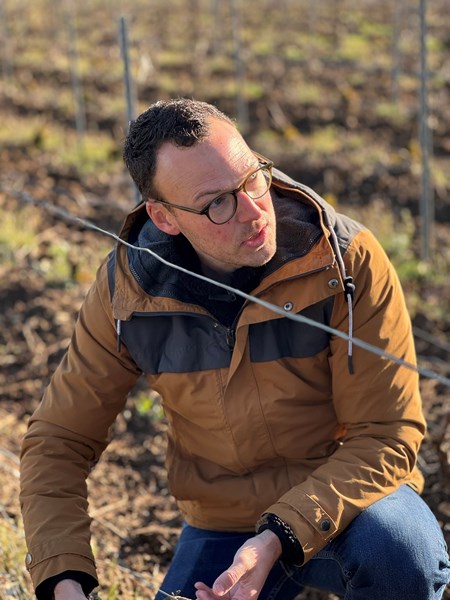 <p>Pierre Gerbais holder til i landsbyen Celles-sur-Ource og ledes i dag av Aur&eacute;lien Gerbais, den &aring;ttende generasjonen til &aring; dyrke druer og den fjerde til &aring; produsere vin. Etter &aring; ha studert &oslash;nologi i Burgund og blant annet jobbet hos Olivier Lamy i Saint-Aubin, returnerte han til familieeiendommen i 2009. Aur&eacute;lien er en meget reflektert og talentfull vinmaker som siden returen til Celles-sur-Ource har l&oslash;ftet eiendommen til et nytt niv&aring;, blant annet ved introduksjonen av fem enkeltvinmarksviner.</p>
<p>Vinmarkene i C&ocirc;te des Bar var lenge en viktig kilde til vin, men da de f&oslash;rste forslagene til appellasjonsbetegnelsen for Champagne kom p&aring; starten av 1900-tallet ble Aube ekskludert, og f&oslash;rst etter en rekke oppt&oslash;yer ble denne delen motvillig inkludert i appellasjonen. Og da&nbsp;<em>&eacute;chelle des crus&nbsp;</em>ble innf&oslash;rt, Champagnes rangering av landsbyer i kategoriene grand cru, premier cru og cru, ble alle kommunene i Aube plassert p&aring; nederste niv&aring;. B&oslash;ndene har med andre ord jobbet mye i motgang, men i dag utgj&oslash;r de omtrent en fjerdedel av vinmarksarealet i Champagne. Store deler av produksjonen i omr&aring;det selges til n&eacute;gocianter i nord, men den interessante utviklingen dreier seg om b&oslash;ndene som har sluttet &aring; selge druene sine og isteden lager stedegne viner fra kommuner man tidligere ikke hadde h&oslash;rt om.</p>