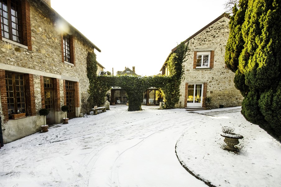<p>Chartogne-familien kom til Merfy i 1870, og i 1920 giftet Marie Chartogne seg med &Eacute;tienne Taillet og skapte eiendommen Chartogne-Taillet. Philippe og &Eacute;lisabeth Chartogne overtok domainet i 1978, f&oslash;r Alexandre fikk ansvaret i 2006. Taillet-familien har f&oslash;rt dagbok om druedyrkning og vinmaking siden 1700-tallet, og denne tradisjonen videref&oslash;res fremdeles den dag i dag med detaljer om &aring;rganger, v&aelig;rforhold, utbytter og andre vitikulturdata.</p>