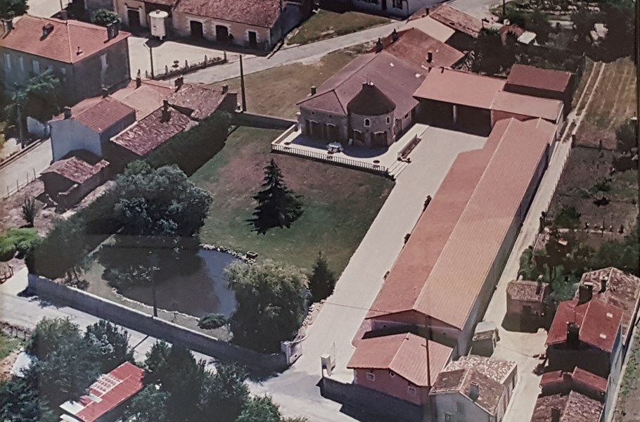 Eiendommen består av 20 hektar med vinmark, hovedsakelig plantet med merlot, men også med cabernet sauvignon og mindre andeler cabernet franc og petit verdot. Beliggenheten nord i Bordeaux, nært Atlanterhavet og Gironde, gjør forholdene kjøligere og mer vindfulle enn ellers i regionen. Jordsmonnet i Saint-Christoly de Médoc består som så ofte i Bordeaux av grus, men også med innslag av kalkstein og leire, noe som gjør merlot til den foretrukne druesorten.<br></br>Denne delen av Bordeaux må kunne sies å være undervurdert, men de siste års utvikling med varmere og tørrere klimatiske forhold har vært gunstig for druemodningen og vinkvaliteten, og Médoc som appellasjon fremstår i dag mer interessant enn noen gang.