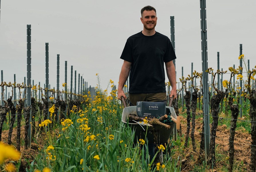 Moritz har et ønske om å jobbe med vinmarkene og vinen som en helhet – en rød tråd vil alltid være å sette minst mulig avtrykk på naturen og vinen. Han jobber etter biodynamiske prinsipper, planter med nye rotstokker og selection massale for å møte et mer variabelt klima med mer tørke, varmere somre, varmere vintre, mer frostproblemer etc. Familien eier over 13 hektar vinmark. To tredjedeler brukes til vin med familienavnet, mens den siste tredjedelen brukes til Moritz sitt eget prosjekt. Moritz har foreløpig tatt over 0,5-1 hektar i året, for å ikke ta på seg mer enn han kan håndtere innenfor sin visjon.<br></br>I kjelleren jobber han med fat og ståltank, hele tiden med mål om å lage viner som er friske, livlige og en glede å drikke. De skal gjenspeile druetypen, voksestedet og årgangen fullt ut, fremfor å være så like som mulig fra år til år.