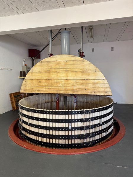 <p>Pierre Gerbais holder til i landsbyen Celles-sur-Ource og ledes i dag av Aur&eacute;lien Gerbais, den &aring;ttende generasjonen til &aring; dyrke druer og den fjerde til &aring; produsere vin. Etter &aring; ha studert &oslash;nologi i Burgund og blant annet jobbet hos Olivier Lamy i Saint-Aubin, returnerte han til familieeiendommen i 2009. Aur&eacute;lien er en meget reflektert og talentfull vinmaker som siden returen til Celles-sur-Ource har l&oslash;ftet eiendommen til et nytt niv&aring;, blant annet ved introduksjonen av fem enkeltvinmarksviner.</p>
<p>Vinmarkene i C&ocirc;te des Bar var lenge en viktig kilde til vin, men da de f&oslash;rste forslagene til appellasjonsbetegnelsen for Champagne kom p&aring; starten av 1900-tallet ble Aube ekskludert, og f&oslash;rst etter en rekke oppt&oslash;yer ble denne delen motvillig inkludert i appellasjonen. Og da&nbsp;<em>&eacute;chelle des crus&nbsp;</em>ble innf&oslash;rt, Champagnes rangering av landsbyer i kategoriene grand cru, premier cru og cru, ble alle kommunene i Aube plassert p&aring; nederste niv&aring;. B&oslash;ndene har med andre ord jobbet mye i motgang, men i dag utgj&oslash;r de omtrent en fjerdedel av vinmarksarealet i Champagne. Store deler av produksjonen i omr&aring;det selges til n&eacute;gocianter i nord, men den interessante utviklingen dreier seg om b&oslash;ndene som har sluttet &aring; selge druene sine og isteden lager stedegne viner fra kommuner man tidligere ikke hadde h&oslash;rt om.</p>