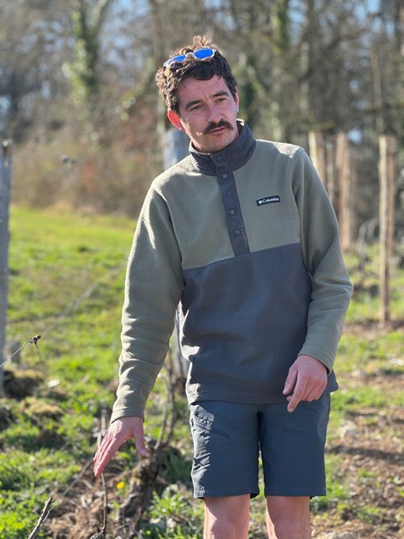 <p>Paul-Bastien er et godt eksempel p&aring; unge mennesker som tar opp jobben med &aring; sette disse relativt ukjente landsbyene p&aring; champagnekartet, med stedegne viner som har sitt utgangspunkt i dedikert vinmarksarbeid og h&oslash;y fruktkvalitet. Hans vinmarker kultiveres etter &oslash;kologiske prinsipp, med sertifisering fra 2021, noe som inneb&aelig;rer at det ikke benyttes noen kjemiske virkemidler. Paul-Bastien lager sin egen kompost og har sauer og gris i vinmarkene for &aring; kontrollere veksten mellom radene og tilf&oslash;re naturlig fertilisering. Vinmarksarbeidet blir gjort med en liten traktor for &aring; redusere kompakteringen av jorden, og ellers pl&oslash;yes det mellom radene for &aring; tvinge r&oslash;ttene dypt ned i kimmeridge-kalken som preger vinmarkenes jordsmonn. Paul-Bastien eksperimenter ogs&aring; med &aring; heve fruktsonen p&aring; plantene og &aring; la v&aelig;re &aring; beskj&aelig;re de apikale skuddene om sommeren, noe som man oftest h&oslash;rer om hos innovative vitikulturister som Olivier Lamy og Thomas Bouley i Burgund.</p>