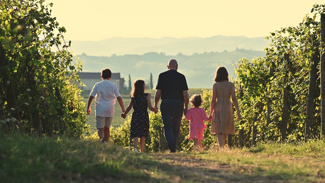 <p>Azienda Agricola G.D. Vajra holder til i kommunen Barolo i DOCG Barolo, en kommune som ved siden av La Morra regnes for &aring; representere den mest delikate og umiddelbart fruktige vinstilen n&aring;r det gjelder barolo i DOCG Barolo. Vinmarkene hos Vajra har i lang tid v&aelig;rt drevet etter &oslash;kologiske prinsipper. Aldo Vajra har p&aring; dette omr&aring;det v&aelig;rt en foregangsmann i Piemonte. S&aring;ledes benytter ikke Vajra lenger kjemiske tilsettingsstoffer / plantevernmidler, kun organisk gj&oslash;dsel. Slik holdes vinmarkene i god mikrobiologisk balanse samtidig som sykdommer motvirkes og avlingene holdes naturlig lave. Etter mange &aring;r med virksomhet fjernt fra vinens verden, flyttet Vajra og hans kone til Barolo tidlig p&aring; 1970-tallet for &aring; starte oppbyggingen av det som i dag er blitt hetende Azienda Agricola G.D. Vajra. Hos Vajra har det alltid v&aelig;rt planlagt meget langsiktig, han har langsomt og metodisk bygget seg opp til dagens st&oslash;rrelse med n&aelig;rmere 50 hektar vinmark i produksjon. Stadig kj&oslash;per Vajra ny vinmark, og produktutviklingen er det heller ingenting &aring; si p&aring;. siste tillskudd til stammen er blant annet en karbonmaserert Nebbiolo, og kj&oslash;pet av Barolo marken Coste di Rose. en vinmark som st&aring;r v&aring;rt hjerte n&aelig;rt, sandholdig og elegant fremfor kraftig.</p>
<p>Siden 2015 har Vajra familien konvertert mer og mer vinmark til &oslash;kologisk, og lager i dag flere viner som er sertifisert &oslash;kologisk, blant annet; Dolcetto, Barbera d'Alba, Barolo Bricco delle Viole, Ravera, Ceretta og Baudana.</p>