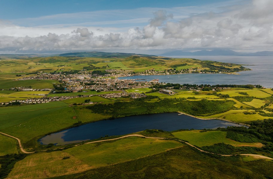Springbank ble etablert i 1828 i byen Campbeltown ytterst på halvøya Kintyre. Det eies av J&A Mitchell, som også eier nabodestilleriet Glengyle og den uavhengige tapperen Cadenhead. Kintyre ligger vest for Glasgow, og utenfor Kintyre ligger Islay og videre Atlanterhavet. På 1800-tallet hadde Campbeltown den største tettheten av destillerier i Skottland. På det meste var det 32 destillerier der. Da Alfred Barnard var på besøk på slutten av 1800-tallet var det fortsatt 21 destillerier som produserte 10 millioner liter sprit i året, og han kalte Campbeltown «The Whisky City».
<br></br>
Campbeltown lå gunstig til for frakt med båt til Glasgow. Men blant annet oppblomstringen av jernbanen gjorde at destilleriene i Campbeltown fikk stor konkurranse fra destillerier i Speyside og Highland, og de måtte stenge dørene ett etter ett. Noen sier også at de forsaket kvalitet for kvantitet under den amerikanske forbudstiden. Da Riechlachan stengte i 1934 var det bare Springbank og Glen Scotia igjen. Først 70 år senere kom et det nytt destilleri – Glengyle.
<br></br>
Springbank produserer tre ulike maltwhiskytyper. Hazelburn er urøkt og destillert tre ganger, Springbank er lettrøkt og destillert to og en halv gang og den kraftig røkte Longrow er destillert to ganger. I et normalt år produseres det 80 prosent Springbank, 10 prosent Hazelburn og 10 prosent Longrow. Både Hazelburn og Longrow har fått navn etter nedlagte destillerier i Campbeltown. Springbank har tre destillasjonspanner, og har nå økt produksjonen til rundt 300 000 liter i året.
<br></br>
Springbanks vanligste tapning er 10 år. De andre standardtapningene er 15, 18, 21, 25 og 30 år. I tillegg kommer det vanligvis årlige tapninger som Local Barley, og tapninger lagret på kun én fattype. Standardtapningen av Hazelburn er også 10 år, og suppleres jevnlig med tapninger lagret på kun én fattype (oloroso-sherry, bourbon osv.). Det har kommet to tapninger på 21 år, men den blir ikke en del standardutvalget foreløpig. Longrows standardtapning, Peated, har ingen aldersangivelse. I tillegg kommer det en årlig tapning på 18 år, og de har i noen år også gitt ut en på 21 år. I mange år har det kommet en årlig tapning kalt Longrow Red, som er en Longrow lagret på rødvins- eller portvinsfat.