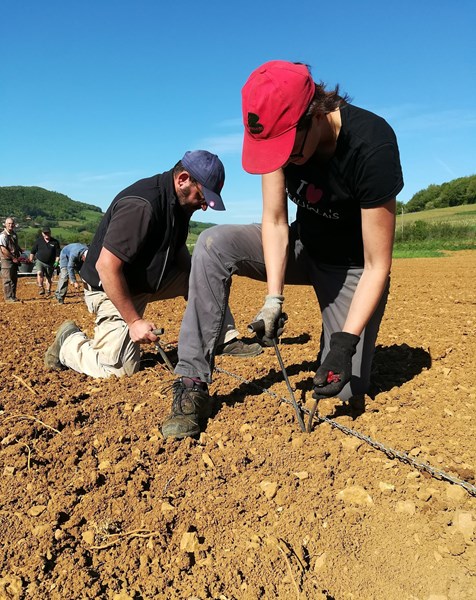 Kun de beste druene blir plukket, utelukkende for hånd. Anne-Sophie foretrekker å bruke sementtanker og større nøytrale eikefat fremfor ny eik, noe som fremhever gamay-druens delikate karakter og gir vinene god balanse, flott frukt og finesse. Halvparten av vinene modnes med bunnfallet på fat (3-7 år gamle franske eikefat), og det gjøres ingen filtrering før vinen tappes på flaske.