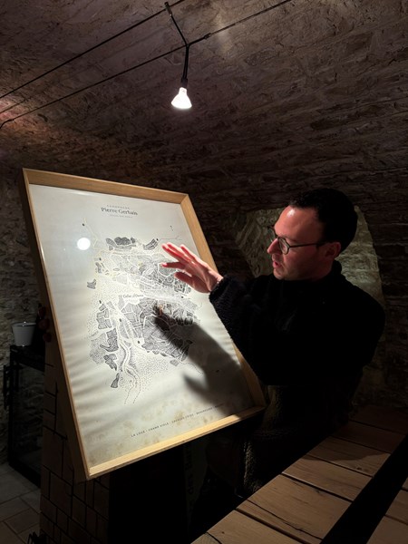 <p>Pierre Gerbais holder til i landsbyen Celles-sur-Ource og ledes i dag av Aur&eacute;lien Gerbais, den &aring;ttende generasjonen til &aring; dyrke druer og den fjerde til &aring; produsere vin. Etter &aring; ha studert &oslash;nologi i Burgund og blant annet jobbet hos Olivier Lamy i Saint-Aubin, returnerte han til familieeiendommen i 2009. Aur&eacute;lien er en meget reflektert og talentfull vinmaker som siden returen til Celles-sur-Ource har l&oslash;ftet eiendommen til et nytt niv&aring;, blant annet ved introduksjonen av fem enkeltvinmarksviner.</p>
<p>Vinmarkene i C&ocirc;te des Bar var lenge en viktig kilde til vin, men da de f&oslash;rste forslagene til appellasjonsbetegnelsen for Champagne kom p&aring; starten av 1900-tallet ble Aube ekskludert, og f&oslash;rst etter en rekke oppt&oslash;yer ble denne delen motvillig inkludert i appellasjonen. Og da&nbsp;<em>&eacute;chelle des crus&nbsp;</em>ble innf&oslash;rt, Champagnes rangering av landsbyer i kategoriene grand cru, premier cru og cru, ble alle kommunene i Aube plassert p&aring; nederste niv&aring;. B&oslash;ndene har med andre ord jobbet mye i motgang, men i dag utgj&oslash;r de omtrent en fjerdedel av vinmarksarealet i Champagne. Store deler av produksjonen i omr&aring;det selges til n&eacute;gocianter i nord, men den interessante utviklingen dreier seg om b&oslash;ndene som har sluttet &aring; selge druene sine og isteden lager stedegne viner fra kommuner man tidligere ikke hadde h&oslash;rt om.</p>