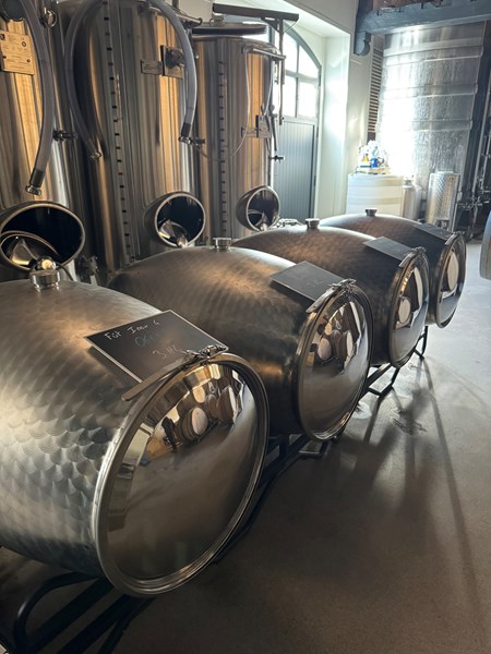 <p>Girard-Bonnet er en helt ny produsent i Champagne, men utgangspunktet kommer fra to familier som har dyrket druer siden starten av 1900-tallet. Paul Girard er s&oslash;nn av Philippe Girard og Dominique Bonnet, og etter at utleieavtalene til foreldrenes vinmarker utl&oslash;p, valgte han &aring; sl&aring; sammen de to eiendommene til Girard-Bonnet. Paul har studert vitikultur og &oslash;nologi i Avize, samt Wine Management and Business i Bordeaux, og er en ung og utforskende type.</p>