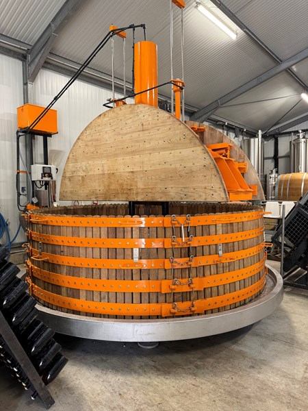 <p>Druene presses p&aring; en tradisjonell Coquard-presse og vinifiseres p&aring; en rekke ulike beholdere, inkludert rustfrie st&aring;ltanker, eikefat, amfora og fatformede st&aring;lbeholdere. De forberedes en <em>pied de cuve</em> til alkoholgj&aelig;ringen, som vil si at man lager en fermenteringsstarter av druer som h&oslash;stes rundt 10 dager f&oslash;r den ordin&aelig;re innh&oslash;stningen. Det benyttes sm&aring; mengder sulfitt, tilpasset &aring;rgangen, men ingen <em>dosage</em>.</p>
<p>Vinene er pure, rene, salte og intense med ekspressiv frukt og tydelig stedegen karakter. Med 2018 som f&oslash;rste &aring;rgang er dette et av de mest spennende navnene i regionen, og ett som vi er spente p&aring; &aring; f&oslash;lge videre.&nbsp;</p>