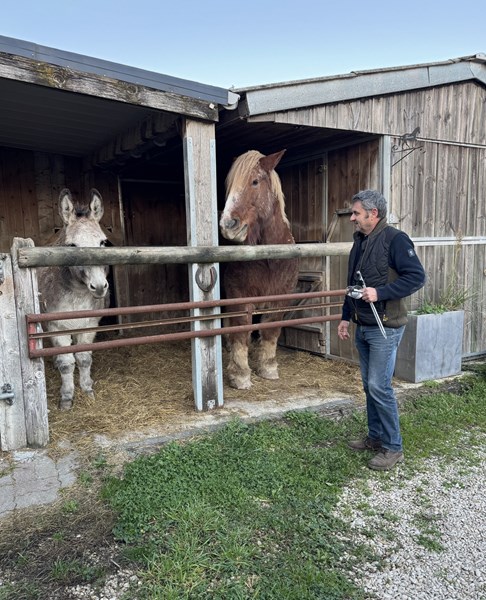 <p>Beno&icirc;t Lahaye, som holder til i grand cru-landsbyen Bouzy i Montagne de Reims, tok over familieeiendommen og vinmarkene i 1993. I 1996 forlot han det lokale kooperativet og begynte &aring; produserere vin under egen etikett. Fra og med 1994 sluttet Beno&icirc;t i sin helhet med plantevernmidler og siden 1996 har vinmarkene v&aelig;rt drevet etter &oslash;kologiske metoder, i tillegg til at det har v&aelig;rt foretatt eksperimenter med biodynamiske dyrkingsmetoder. Vinmarkene ble &oslash;kologisk sertifisert i 2003 og biodynamisk sertifisert i 2009, og Beno&icirc;t mener klart at overgangen har gitt seg utslag i bedre druemateriale og bedre viner. Frukten oppn&aring;r h&oslash;yere modning enn tidligere samtidig som syreniv&aring;ene er ivaretatt, og vinene fremst&aring;r enda mer minerale enn tidligere. Dekkvekster, best&aring;ende av erter, reddik, sennep og korn, benyttes i alle vinmarkene, noe som bidrar til &oslash;kt konkurranse mellom plantene, mindre erosjon og &oslash;kt biodiversitet. Det pl&oslash;yes mellom radene fra mars til juli. Traktor er i flere av vinmarkene byttet ut med hest, som gir mindre kompakt jord. Siden 2014 er ogs&aring; den neste generasjonen til stede, i form av &Eacute;tienne Lahaye og hans kone Alexia, og senere er ogs&aring; Beno&icirc;t sin andre s&oslash;nn, Valentin, blitt delaktig. Sammen med Beno&icirc;t sin kone, Val&eacute;rie, er det bare de fem familiemedlemmene som arbeider ved eiendommen.</p>
