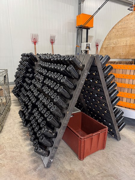 <p>Druene presses p&aring; en tradisjonell Coquard-presse og vinifiseres p&aring; en rekke ulike beholdere, inkludert rustfrie st&aring;ltanker, eikefat, amfora og fatformede st&aring;lbeholdere. De forberedes en <em>pied de cuve</em> til alkoholgj&aelig;ringen, som vil si at man lager en fermenteringsstarter av druer som h&oslash;stes rundt 10 dager f&oslash;r den ordin&aelig;re innh&oslash;stningen. Det benyttes sm&aring; mengder sulfitt, tilpasset &aring;rgangen, men ingen <em>dosage</em>.</p>
<p>Vinene er pure, rene, salte og intense med ekspressiv frukt og tydelig stedegen karakter. Med 2018 som f&oslash;rste &aring;rgang er dette et av de mest spennende navnene i regionen, og ett som vi er spente p&aring; &aring; f&oslash;lge videre.&nbsp;</p>