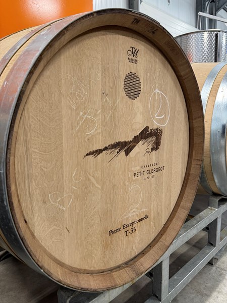 <p>Den lille eiendommen ligger i Polisot, en kommune p&aring; bare 16 hektar, hvor Paul-Bastien lager vin fra 4 hektar med vinmark. I tillegg lages det sm&aring; mengder vin fra 0,4 hektar i vinmarken &laquo;Haut Revers du Ch&ucirc;tat&raquo; i Montgueux, samt r&oslash;dvin fra 0,2 hektar i Les Riceys. Her er vi i den s&oslash;rlige delen av Champagne, og det er her mye av den mest spennende utviklingen i regionen foreg&aring;r.</p>