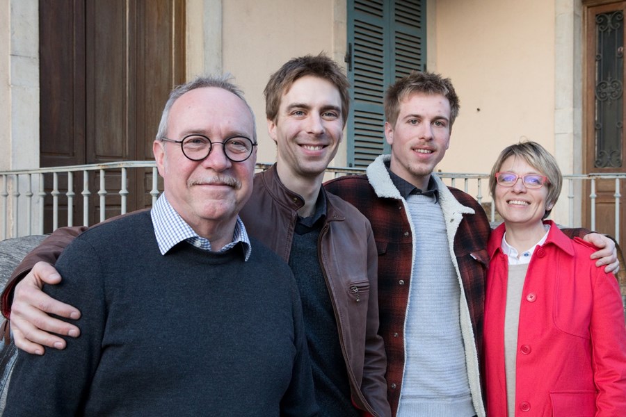 <p>Merlin jobber i realiteten etter biodynamiske prinsipper i vinmarkene. Han bruker ikke kjemiske plantevernmidler eller kunstgj&oslash;dsel. M&aring;lsettingen er &aring; skape en best mulig mikrobiologisk balanse i vinmarkene slik at vinplantene utvikler en naturlig robusthet i forhold til angrep fra skadedyr og sykdommer. Svoveldioksyd brukes, men i mindre utstrekning enn det som ellers er vanlig.</p>