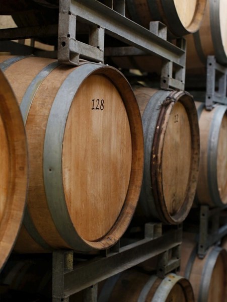 <p>Druene h&oslash;stes ved en potensiell alkohol p&aring; rundt 11-11,5 prosent; nok til &aring; gi god fruktkonsentrasjon, men ikke for mye til &aring; miste friskhet og presisjon. I kjelleren arbeides det med pneumatisk pressing, og mosten gjennomg&aring;r en uvanlig kort bunnfallssedimentering f&oslash;r vinifikasjonen starter, noe som gir en fermentering med h&oslash;yt innhold av solide partikler og som gir relativt reduktive baseviner. Til fermenteringen benyttes <em>pied de cuve</em>, hvilket inneb&aelig;rer at det lages en startkultur av gj&aelig;r fra drueklaser som h&oslash;stes noen dager f&oslash;r selve innh&oslash;stingen. S&eacute;bastien bruker druer fra alle vinmarkene for &aring; f&aring; st&oslash;rst mulig mangfold av gj&aelig;rstammer. Druene knuses og begynner en spontanfermentering, som s&aring; tilsettes i resten av mosten. Dette er da en kontrollert m&aring;te &aring; jobbe med villgj&aelig;r p&aring;. Fermenteringen og lagringen foreg&aring;r p&aring; 5-15 &aring;r gamle eikefat fra Cadus og den malolaktiske gj&aelig;ringen fullf&oslash;res. Vinene er ikke filtrert og det jobbes med lav tilsetning av sulfitt, avhengig av cuv&eacute;e og &aring;rgang. Hvert enkelt av de 300 eikefatene i kjelleren smakes jevnlig. Dersom et fat utvikler seg oksidativt r&oslash;res bunnfallet om for &aring; dytte det i en mer reduktiv fase, og dersom dette ikke er nok tilsettes sm&aring; mengder sulfitt. Alle vinene ender opp med under 15 mg/L sulfitt. Andregangsgj&aelig;ringen finner sted med litt mindre sukker enn normalt, som gir viner med 5 bars trykk. Det tilsettes lite eller ingen <em>dosage</em>.</p>