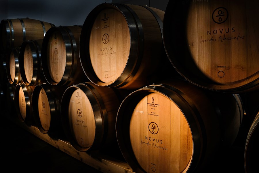 <p>Druene h&oslash;stes for h&aring;nd og transporteres til vineriet i kj&oslash;lebeholdere, hvorp&aring; de sorteres f&oslash;r pressing. Ogs&aring; under pressingen holdes temperaturen lavt for &aring; ivareta druesortens lyse prim&aelig;rfrukt, og den sk&aring;nsomme prosessen varer i 5-6 timer for &aring; ekstrahere mer aromatikk fra drueskallene. Fermenteringen gjennomf&oslash;res p&aring; rustfrie st&aring;ltanker ved 14-16 grader, etterfulgt av tre m&aring;neders modning p&aring; det fine bunnfallet, som tilf&oslash;rer vekt og kompleksitet, f&oslash;r tapping p&aring; flaske.</p>
