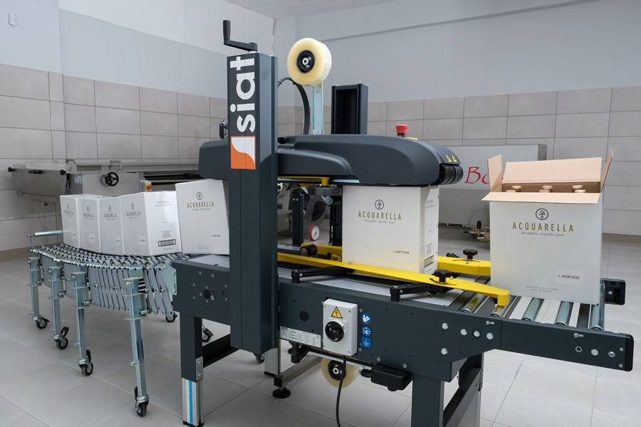 <p>Druene h&oslash;stes for h&aring;nd og transporteres til vineriet i kj&oslash;lebeholdere, hvorp&aring; de sorteres f&oslash;r pressing. Ogs&aring; under pressingen holdes temperaturen lavt for &aring; ivareta druesortens lyse prim&aelig;rfrukt, og den sk&aring;nsomme prosessen varer i 5-6 timer for &aring; ekstrahere mer aromatikk fra drueskallene. Fermenteringen gjennomf&oslash;res p&aring; rustfrie st&aring;ltanker ved 14-16 grader, etterfulgt av tre m&aring;neders modning p&aring; det fine bunnfallet, som tilf&oslash;rer vekt og kompleksitet, f&oslash;r tapping p&aring; flaske.</p>