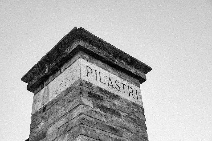 <p>Grevskapet Saladini Pilastri ved landsbyen Spinetoli helt s&oslash;r i Marche, g&aring;r helt tilbake til &aring;r 1000 e.Kr. Familien har hatt en sentral rolle innen presteskap og politisk ledelse i &aring;rhundrer. G&aring;rdsdriften har p&aring;g&aring;tt i over tre hundre &aring;r, og de har v&aelig;rt en del av vinproduksjon i lang tid. F&oslash;rst som et lagringssted for de lokale b&oslash;ndenes viner, og etter hvert ogs&aring; som selvstendig produsent av vin fra egne vinmarker.</p>
<p>Det fantastisk vakre huset fra 1400-tallet omkranses av den 320 ha store g&aring;rden fordelt p&aring; olivenlunder og vinmark kun 8 kilometer fra Adriaterhavet i &oslash;st. Huset og ving&aring;rden er i dag eid og bebodd av den litt eksentriske, men jordn&aelig;re greven Il Conte Saladino Saladini Pilastri.</p>
<p>P&aring; 1970-tallet ble nye vinstokker plantet og et nytt produksjonsanlegg og vinkjeller ble bygd ved siden av det opprinnelige s&aring; vinifikasjonen kunne fortsette p&aring; samme sted.</p>
<p>Den kvalitetsmessige oppturen startet da den velkjente &oslash;nologen Roberto Cipresso p&aring; starten av 1990-tallet endret store deler av produksjonen, b&aring;de i vinmarkene og i vinkjelleren. Alle steiner ble snudd for &aring; f&aring; full effekt av den omfattende omleggingen. &Oslash;kologisk dyrking ble innf&oslash;rt og vinene har v&aelig;rt &oslash;kologisk sertifiserte siden 1994.</p>
<p>Robertos arbeid ble videref&oslash;rt av den anerkjente &oslash;nologen Alberto Antonini. Alberto reduserte fatbruken ytterligere og bidro med enda mer sk&aring;nsom vinifikasjon. Vinene ble med andre ord ytterligere finjustert og mer elegante.</p>
<p>I dag er det en ny generasjon vinmakere og vinmarksansvarlige som st&aring;r for utviklingen. Fabio Felicioni (f.1990) har r&oslash;ttene sine i Marche og har studert ved det lokale universitet i Teramo. Hans tiln&aelig;rming er i tr&aring;d med hans forgjengere, og han er p&aring; utrettelig jakt etter det mest elegante og delikate uttrykket for sangiovese og montepulciano i kombinasjon.</p>
<p>Han har i tillegg utviklet hvitvinsportef&oslash;ljen til &aring; bli skikkelig interessant og deres saftge og friske DOCG Offida-viner finner du p&aring; flere restauranter i Norge og i bestillingsutvalget til Vinmonopolet.</p>