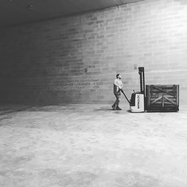 <p>Hos Barrat-Masson er kvaliteten p&aring; druene i h&oslash;ysetet, og Lo&iuml;c's arbeid og presisjon i vinmarkene er uvurderlig. Sunne druer h&oslash;stes ved optimal modning. Deretter tar Aur&eacute;lie over og vinifikasjonen blir utf&oslash;rt etter hennes ekspertise. To Coquard-presser, p&aring; henholdsvis 2000 kg og 4000 kg, benyttes til den parsellvise pressingen. Aur&eacute;lie deler pressingen i hele fem ulike fraksjoner, det gjennomf&oslash;res alts&aring; fem <em>retrousses</em>. Den f&oslash;rste og andre fraksjonen utgj&aelig;r 1600 liter, og dette vinifiseres p&aring; b&aring;de rustfrie st&aring;ltanker og 600-liters eikefat. Den tredje fraktsjonen utgj&oslash;r 450 liter, og dette vinifiseres p&aring; 300-liters eikefat. Den fjerde og femte fraksjonen utgj&oslash;r 500 liter, og dette fermenteres p&aring; 200-liters eikefat. Unntaket for dette er pinot noir, som utelukkkende vinifiseres p&aring; eikefat. De ulike fraksjonene gjennomg&aring;r 24 timers bunnfallssedimentering f&oslash;r de overf&oslash;res til sine fermenteringsbeholdere. Dette gir en bred palett av baseviner som senere kan blendes sammen med stor presisjon. P&aring; eikefat fermenteres vinene spontant, mens p&aring; st&aring;ltank innokuleres det med gj&aelig;r for &aring; sikre at fermenteringen gjennomf&oslash;res fullstendig. Vinene ligger p&aring; bunnfall uten omr&oslash;ring frem til de blendes og tappes p&aring; flaske uten klaring eller filtrering i juli. Malolaktisk gj&aelig;ring gjennomf&oslash;res som regel ikke, men det blokkeres ikke og det kan derfor forekomme av seg selv i noen tilfeller. Etter lagring p&aring; bunnfallet i 30-48 m&aring;neder, degorgeres flaskene maskinelt, men uten nedfrysning av flaskehalsen, siden Aur&eacute;lie mener at nedfrysning er et ugunstig sjokk for vinen. Sm&aring; mengder sulfitt tilsettes ved pressing og tapping. Ingen av vinene har tilsatt dosage.</p>