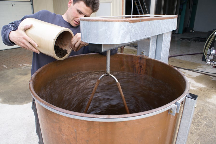 Kjelleren er dyp og holder en konstant vin-vennlig temperatur. De naturlige gjæringsprossesene tar lang tid, noen ganger godt utover vårparten året etter innhøsting. Vinene blir gjæret og modnet i eik uten tilsatt gjær. Alle viner går gjennom full malolaktisk gjæring.