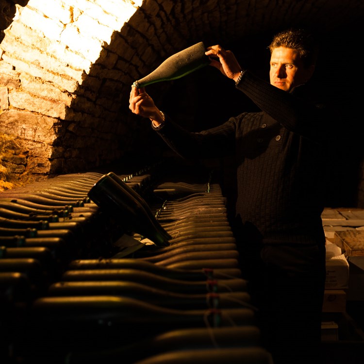 Champagne Vincent Couche - Vincent dans sa cave 4.jpg