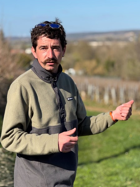 <p>Den lille eiendommen ligger i Polisot, en kommune p&aring; bare 16 hektar, hvor Paul-Bastien lager vin fra 4 hektar med vinmark. I tillegg lages det sm&aring; mengder vin fra 0,4 hektar i vinmarken &laquo;Haut Revers du Ch&ucirc;tat&raquo; i Montgueux, samt r&oslash;dvin fra 0,2 hektar i Les Riceys. Her er vi i den s&oslash;rlige delen av Champagne, og det er her mye av den mest spennende utviklingen i regionen foreg&aring;r.</p>