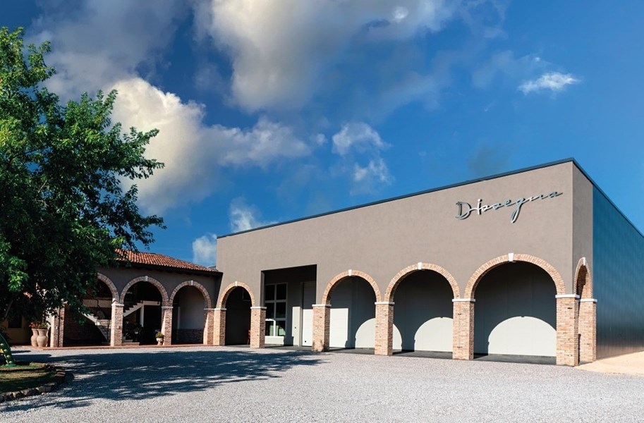 Azienda Agricola Dissegna ble grunnlagt i 1925 av bestefar Antonio Dissegna. På 1950-tallet tok sønnen Giovanni ansvar for driften, og i dag er det tredje generasjon – Francesco Dissegna – som viderefører arven. I 1998 tok Francesco det viktige steget over til full økologisk drift, og vinhuset viser dermed en dyp respekt for naturens egen rytme. Produksjonen moderniseres stadig, samtidig som tradisjonene bevares. Dissegna er i dag en respektert økologisk produsent i Veneto-regionen, kjent for sin integritet og tro på “kvalitet i naturens eget tempo”.