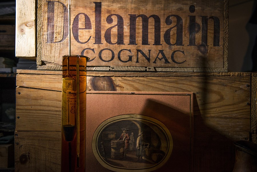 <p>Delamain er en liten familiebedrift som holder til i Jarnac i hjertet av Cognac-distriktet, Grande Champagne. De er et av de eldste cognachusene i regionen og lager kun minimum 25 &aring;r gamle cognacer, alts&aring; ingen VS eller VSOP, og kun Grande Champagne Cognac. Delamain har alltid laget cognacer som imponerer&nbsp; med eleganse, purhet og dybde mer enn kraft og s&oslash;dme, noe som passer godt inn med vinstilen Moestue Grape Selections st&aring;r for.</p>
<p>Siden 2020-21 har de ytterligere hevet niv&aring;et med deres nye versjon av flaggskipet Pale &amp; Dry XO, samt den nye Pl&eacute;iade-serien med single cask cognacer som skriver seg inn i det absolutte toppsjiktet av hva cognacverden kan by p&aring;.</p>
<p>Kjellermesteren og legenden Dominique Touteau som har v&aelig;rt hos Delamain i 40 &aring;r, lager n&aring; kun 100% brut cognac, det vil si helt uten tilsetting av karamell for farge, sukker for s&oslash;dme eller eikeekstrakt for aroma. Slik har det ikke alltid v&aelig;rt. De har riktignok alltid v&aelig;rt tiln&aelig;rmet brut, men har justert f.eks. farge ved behov. En annen viktig endring fra tidligere praksis er at de i st&oslash;rre grad tillater h&oslash;yere alkoholniv&aring;er og til og med fatstyrker (brut de f&ucirc;t / cask strength) p&aring; flere cognacer. Dette gj&oslash;r dem enda mer konsentrerte og komplekse, og har gitt cognacene det siste l&oslash;ftet inn blant de beste.</p>
<p>Det er kanskje f&oslash;rst etter omleggingen av portef&oslash;ljen i 2020-21 at Dominique endelig virkelig f&aring;r vise hvilke skatter han vokter i kjelleren bak de tykke kalksteinveggene i Jarnac.&nbsp;</p>
<p>&nbsp;</p>