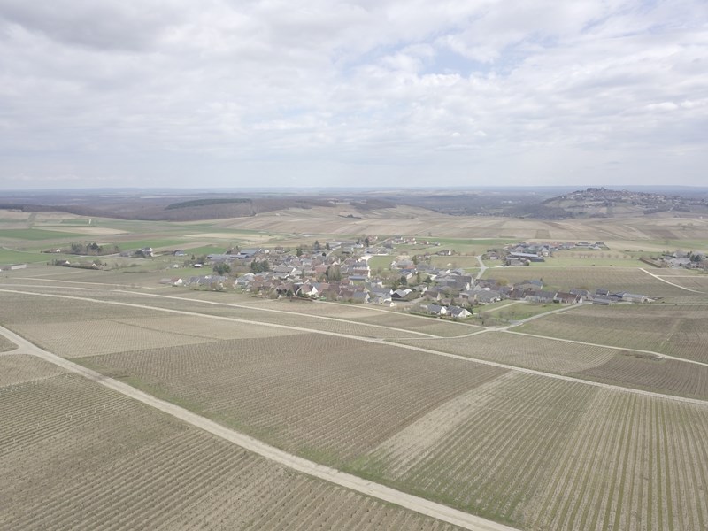 Vinmarkene har forskjellige jordsmonn. 65% av vinmarkene er kalkbaserte med store mengder delvis nedbrutt stein, herunder flint, på overflaten ("caillotes"), 32% består av en miks av leire og kalkstein (terre blanche) mens de resterende 3% av jordsmonnet er flintbasert (silex). De tre jordsmonnstypene gir seg utslag i ulike vintyper: "Caillotes" gir en fruktig og floral vinstil, terre blanche gir en fruktig og samtidig mineralsk vintype, mens silex produserer harde, mineralske og kantete viner.