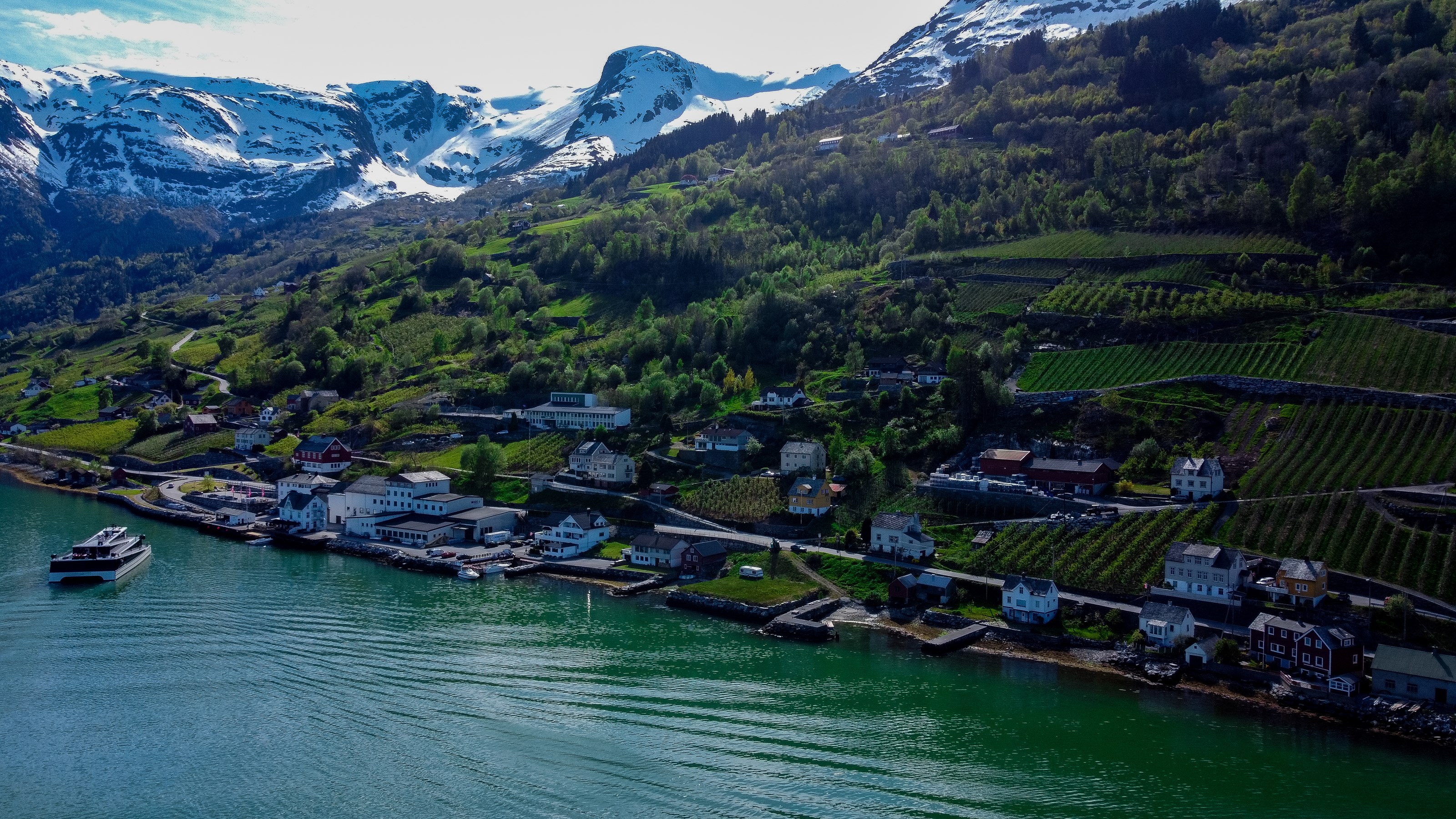 <p>Sidertradisjonen i Hardanger er sterk og har r&oslash;tter langt tilbake i tiden og har lenge v&aelig;rt en viktig del av identiteten og tradisjonen i distriktet. Fram til relativt nylig forble siderproduksjonen en lokal aff&aelig;re, uten &laquo;eksport&raquo; ut av regionen. Utviklingen av moderne siderkultur i Hardanger er dypt forankret i denne historien, og det var nettopp denne kulturelle arven som initierte den moderne siderproduksjonen p&aring; &Aring;kre. I 2016 ble det lovlig &aring; selge sider direkte fra g&aring;rdsbruk, noe som ga ytterligere driv til utviklingen. G&aring;rden p&aring; &Aring;kre har v&aelig;rt i familien i ti generasjoner og det var der hele eventyret startet. Gjennom 80- og 90-tallet var svinehold hovedn&aelig;ringen p&aring; g&aring;rden, med fruktproduksjon som et viktig tillegg. P&aring; 2000-tallet ble svineholdet faset ut, og fokuset skiftet til frukt for ferskkonsum. Rundt 2010 startet den f&oslash;rste forsiktige produksjonen av eplemost. En enkel eplepresse ble bygget, og sm&aring;skalaproduksjoner av eplemost ble laget fra eplene p&aring; g&aring;rden. I 2021 overtok Arita og Gjermund g&aring;rden p&aring; M&aring;ge fra slektninger. Her var det allerede en etablert fruktproduksjon, og de begynte straks &aring; dyrke opp store, ledige arealer med mer frukt. I 2022 ble det plantet hele 7 000 nye epletr&aelig;r p&aring; g&aring;rden.</p>