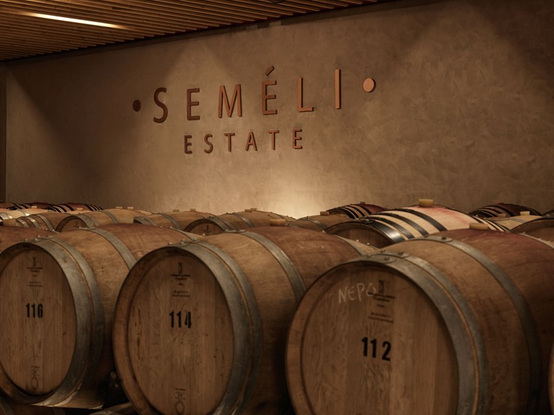 <p>Sem&eacute;li Estate lager vin b&aring;de i Nemea og Mantinia. Forel&oslash;pig importeres vinen Mantinia Moschofilero.</p>
<p>Mantinia er et vindistrikt midt p&aring; Peloponnes, som utgj&oslash;r den sydligste delen av fastlands-Hellas. Peloponnes generelt har et varmt middelhavsklima, men vinmarkene i Mantinia ligger sentralt til ved 650 meters h&oslash;yde p&aring; et plat&aring; omkranset av fjell, og dette gj&oslash;r omr&aring;det til det kj&oslash;ligste i Peloponnes. Det er ikke uvanlig med sn&oslash;fall om vinteren. Dette klimaet er avgj&oslash;rende for &aring; ivareta friskheten og den ungdommelige, aromatiske karakteren til Moschofilero. Jordsmonnet er steinete, men ogs&aring; rikt p&aring; leire og med innslag av jern.</p>
<p>Moschofilero er en aromatisk rosaskallet druesort som nesten utelukkende er &aring; finne i Mantinia. Dette skyldes at naboomr&aring;denes varmere klima gj&oslash;r at druesorten modner for raskt og mister sin syrlige, aromatiske typisitet. Stilmessig gir Moschofilero normalt slanke, syrefriske viner med moderat alkohol, og med en floral og aromatisk duft, gjerne med innslag av bergamot, litchi og jasmin, og de beste eksemplene evner &aring; kombinere dette med en delikat, saltaktig mineralitet.</p>