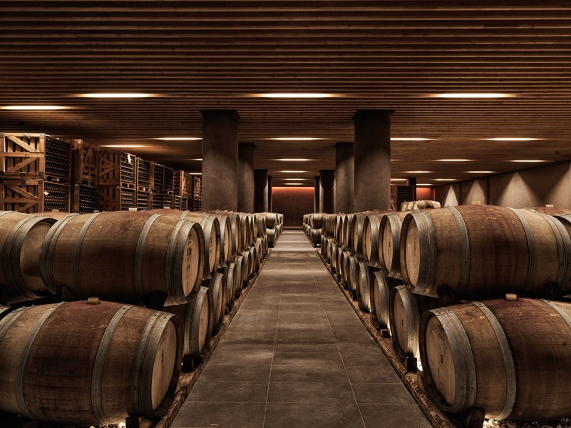 <p>Sem&eacute;li Estate lager vin b&aring;de i Nemea og Mantinia. Forel&oslash;pig importeres vinen Mantinia Moschofilero.</p>
<p>Mantinia er et vindistrikt midt p&aring; Peloponnes, som utgj&oslash;r den sydligste delen av fastlands-Hellas. Peloponnes generelt har et varmt middelhavsklima, men vinmarkene i Mantinia ligger sentralt til ved 650 meters h&oslash;yde p&aring; et plat&aring; omkranset av fjell, og dette gj&oslash;r omr&aring;det til det kj&oslash;ligste i Peloponnes. Det er ikke uvanlig med sn&oslash;fall om vinteren. Dette klimaet er avgj&oslash;rende for &aring; ivareta friskheten og den ungdommelige, aromatiske karakteren til Moschofilero. Jordsmonnet er steinete, men ogs&aring; rikt p&aring; leire og med innslag av jern.</p>
<p>Moschofilero er en aromatisk rosaskallet druesort som nesten utelukkende er &aring; finne i Mantinia. Dette skyldes at naboomr&aring;denes varmere klima gj&oslash;r at druesorten modner for raskt og mister sin syrlige, aromatiske typisitet. Stilmessig gir Moschofilero normalt slanke, syrefriske viner med moderat alkohol, og med en floral og aromatisk duft, gjerne med innslag av bergamot, litchi og jasmin, og de beste eksemplene evner &aring; kombinere dette med en delikat, saltaktig mineralitet.</p>