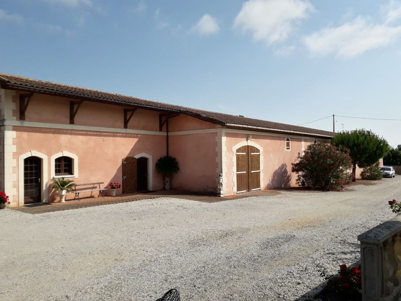 Eiendommens historie strekker seg helt tilbake til 1755 og har vært i eie av den samme familien helt siden den gang. Slottet ble oppkalt etter navn på landsbyen, som denne tiden var Saint-Christophe. Dette ble i 1770 endret til Saint-Christoly de Médoc, men Château Saint-Christophe har beholdt sitt navn. I dag er slottet ledet av Frédéric Cruchon.