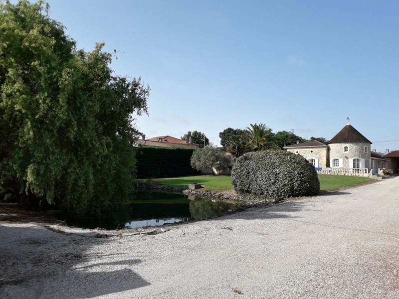 Eiendommens historie strekker seg helt tilbake til 1755 og har vært i eie av den samme familien helt siden den gang. Slottet ble oppkalt etter navn på landsbyen, som denne tiden var Saint-Christophe. Dette ble i 1770 endret til Saint-Christoly de Médoc, men Château Saint-Christophe har beholdt sitt navn. I dag er slottet ledet av Frédéric Cruchon.