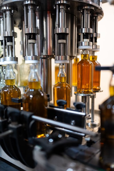 Springbank er det eneste av de tradisjonelle destilleriene som utfører alle operasjoner på selve destilleriet. De malter all malten selv, og de tapper alt på flaske. Whiskyen fra Springbank er altså 100 prosent laget i Campbeltown. Til og med mye av kornet kjøpes inn fra lokale gårder – og alt til den årlige tapningen Local Barley. En av gårdene som har levert korn til Local Barley er eid av ikke ukjente Paul McCartney.
<br></br>
Springbank har mange ansatte sammenlignet med andre destillerier, og er en stor arbeidsplass i Campbeltown. Dette er gjort for å sikre sysselsettingen i byen. De hverken kjølefiltrerer eller tilsetter farge i noen av whiskyene. Alle standardtapningene er på 46 %, mens tapningene som varierer fra år til år gjerne er på fatstyrke.