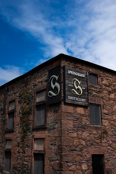 Springbank er det eneste av de tradisjonelle destilleriene som utfører alle operasjoner på selve destilleriet. De malter all malten selv, og de tapper alt på flaske. Whiskyen fra Springbank er altså 100 prosent laget i Campbeltown. Til og med mye av kornet kjøpes inn fra lokale gårder – og alt til den årlige tapningen Local Barley. En av gårdene som har levert korn til Local Barley er eid av ikke ukjente Paul McCartney.
<br></br>
Springbank har mange ansatte sammenlignet med andre destillerier, og er en stor arbeidsplass i Campbeltown. Dette er gjort for å sikre sysselsettingen i byen. De hverken kjølefiltrerer eller tilsetter farge i noen av whiskyene. Alle standardtapningene er på 46 %, mens tapningene som varierer fra år til år gjerne er på fatstyrke.