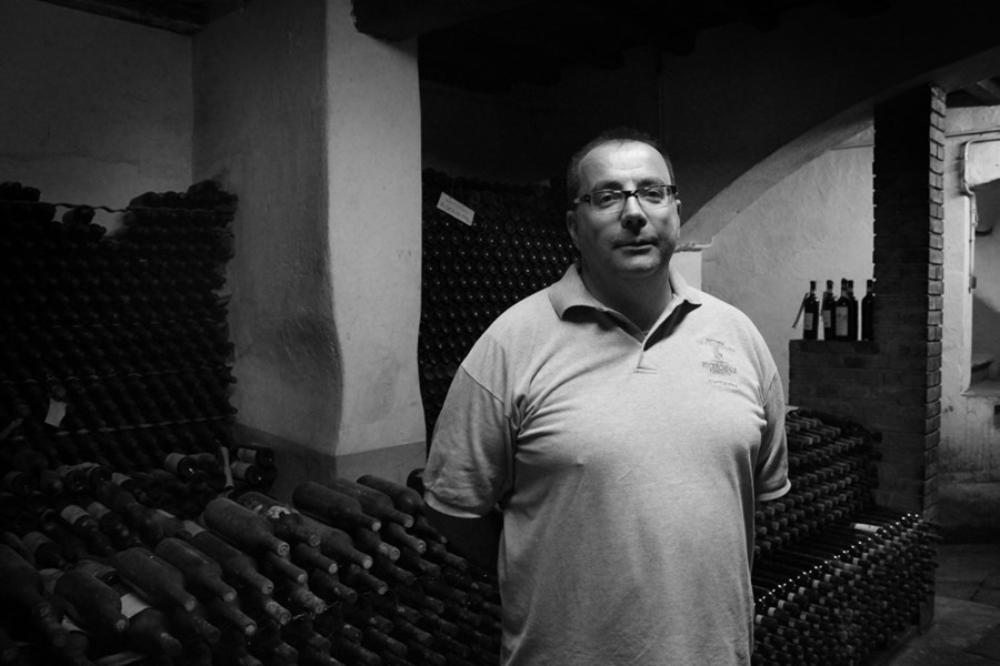 <p>Mange anser Fattoria Selvapiana for &aring; v&aelig;re kommunens beste og mest s&aelig;rpregede produsent. Eiendommen har v&aelig;rt i hendene til familien til den n&aring;v&aelig;rende eieren Francesco Giuntini Antinori siden 1827. I dag drives eiendommen av stes&oslash;nnen Federico Giuntini Masseti og s&oslash;steren Silvia, i n&aelig;rt samarbeid med den velkjente toscanske &oslash;nologen Franco Bernabei, som kom inn i bildet og startet moderniseringen av eiendommen og vinmarkene p&aring; slutten av 1970-tallet. Bernabei er ogs&aring; involvert i andre kjente Chianti-eiendommer, som Fontodi og Felsina-Berardenga, begge i Classisco-sonen. Francesco Giuntini Antinori er litt av en karakter; eksentrisk, kultivert, vennlig og meget interessant. F&aring; har gjort s&aring; mye for R&ugrave;fina i moderne tid som Francesco Giuntini Antinori.</p>