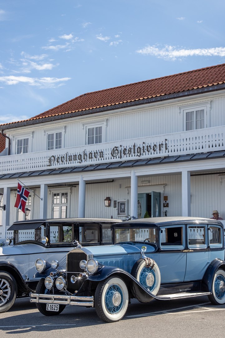 Gjestgiveriet med veteranbiler smalt.jpg