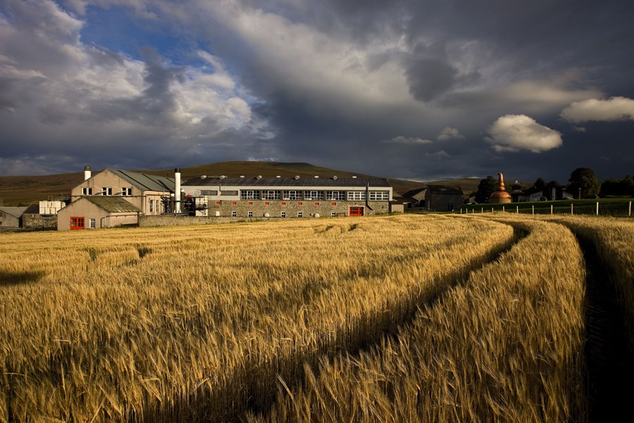 <p>I seks generasjoner har Grant-familien eid og drevet Glenfarclas-destilleriet p&aring; Ballindalloch. Firmaet ledes i dag av John Grant der s&oslash;nnen George jobber som merkevareambassad&oslash;r.</p>
<p>Destilleriet har seks destillasjonsapparater som er de st&oslash;rste i Speyside. Tre wash stills og tre spirit stills har en kapasitet p&aring; cirka 4 millioner liter. Destillasjonsappareten varmes opp direkte med gassbrennere.</p>
<p>Destilleriet har mer enn 60.000 fat som modnes p&aring; stedet, i all hovedsak sherryfat. Stilen er elegant og nyansert med tydelig sherry-p&aring;virkning.</p>
<p>Glenfarclas har et godt rykte for sine blend malts, men det er nok single maltene deres som har gjort dem verdensber&oslash;mte, og spesielt de som har ligget lenge p&aring; sherry-fat, blant annet fra den ettertraktede The Family Casks-serien. De regnes for noe av det aller ypperste man kan f&aring; av whisky og det er de som ogs&aring; den tydeligste Glenfarclas-signaturen.</p>
<p>Kjerneportef&oslash;ljen av single malst er alt fra 8 &aring;r gamle til hele 40 &aring;r. I 2007 bestemte Grant-familien seg for &aring; starte The Family Casks-serien, som virkelig understreket hvor god kvalitet Glenfarclas har p&aring; fatene sine. The Family Cask-serien omfatter tappinger fra enkeltfat med &aring;rgang og fatstyrke (cask strength) helt tilbake til 1952. Family Cask-serien fortsetter &aring; utvikle seg, men i dag er det sjelden &aring; f&aring; tak i tappinger eldre enn 1990 i f&oslash;rsteh&aring;ndsmarkedet.</p>
<p>Grants filosofi er &aring; presentere whiskyene deres med minimalt med staffasje og til fornuftige priser. Det er innholdet i flasken som skal snakke, og det er en filosofi som passer oss i Moestue godt. Derfor er ikke Glenfarclas s&aring; attraktivt for den som er opptatt av &aring; invester og samle, men heller for den som vil nyte toppkvalitets whisky sammen med venner.</p>
<p>Glenfarclas betyr noe slikt som &laquo;det gr&oslash;nne gressets dal&raquo;.</p>