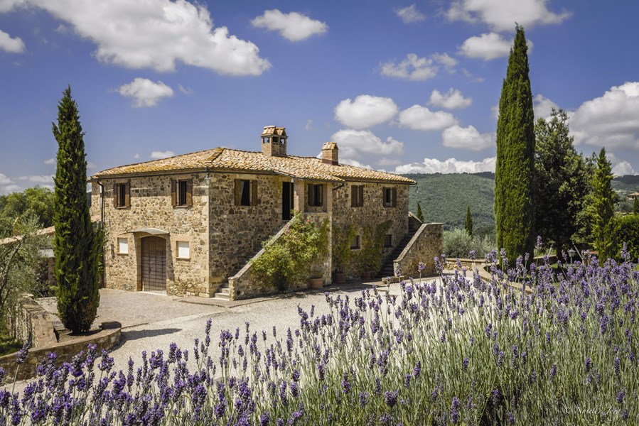 Vinhuset befinner seg på sørøstsiden av Montalcino-åsen, 450 meter over havet, og omfatter 22 hektar, hvorav 16 er dedikert til vinmarker. Mikroklimaet er tørt med mye vind, og det er store temperaturvariasjoner mellom årstider så vel som dag og natt.