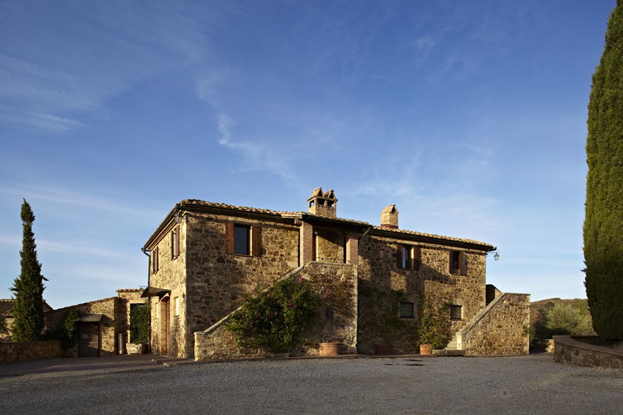 Vinhuset befinner seg på sørøstsiden av Montalcino-åsen, 450 meter over havet, og omfatter 22 hektar, hvorav 16 er dedikert til vinmarker. Mikroklimaet er tørt med mye vind, og det er store temperaturvariasjoner mellom årstider så vel som dag og natt.