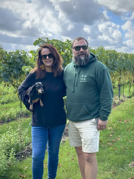 Whitewolfe Estates ble grunnlagt i 2019 av Clare Whitehead og Luke Wolfe. Disse to gode vennene møttes i 2009 mens de studerte ønologi og vitikultur ved Plumpton College. Etter å ha vurdert idéen om et samarbeid i flere år, førte en samtale over et glass vin i 2018 til at de kjøpte en liten vinmark på 10 hektar i Kits Coty-regionen i North Downs i Kent.
