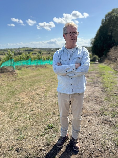 De første vinstokkene ble plantet i 2014, og en viktig del av jobben var å identifisere pinot noir- og chardonnay-kloner som kunne utnytte det unike mesoklimaet i Essex, som ligger på 51 grader nord, på en best mulig måte. Vinmarkene hvor Danburys vinstokker ble plantet hadde tidligere blitt ansett av lokale bønder som for tørre og magre, og dermed uegnet for kornproduksjon, som er vanlig i denne regionen. Men i stedet for bare å bruke markene til trening av galopphester, valgte Bunker-familien altså å plante sine første vinmarker her. Etter bare noen få årganger produserte vinstokkene druer med høy kvalitet og topp modning!