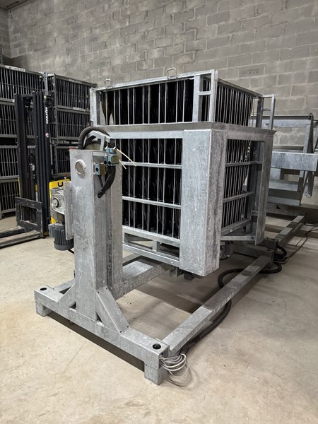 <p>Barrat-Masson sine vinmarker ligger jevnt fordelt mellom landsbyene Bethon og Villenauxe-la-Grande. Dette er den sydvestlige enden av C&ocirc;te de S&eacute;zanne, som i seg selv er en slags sydvestlig forlengelse av C&ocirc;te des Blancs. Omr&aring;det var historisk viktig, men etter at vinlusen phylloxera herjet p&aring; starten av 1900-tallet, forble de fleste vinmarker ute av produksjon fram til 60- og 70-tallet. Jordsmonnet er ogs&aring; her kalkholdig, med varierende innslag av leire, men klimaet er noe varmere enn i de mer kjente landsbyene lenger nord. Vinene fra Bethon er typisk hakket mer mineralske enn i Villenauxe-la-Grande, som skyldes at det er mindre leire i Bethon. I tillegg har Bethon innslag av flint, som gir viner med ekstra nerve og salinitet, men det er ogs&aring; noe varmere og mindre vind enn i Villenauxe-la-Grande, s&aring; druene modnes litt raskere. chardonnay utgj&oslash;r 90 prosent av Barrat-Masson sine vinmarker, og resten best&aring;r av pinot noir, for uten om en ny samplantet parsell, som i fremtiden vil produsere en ny cuv&eacute;e med syv av de tillatte druesortene i Champagne; arbanne, chardonnay, meunier, petit meslier, pinot blanc, pinot gris og pinot noir.</p>