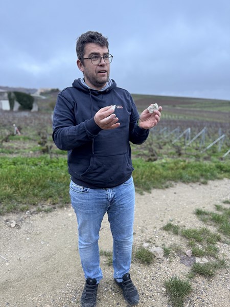 <p>Barrat-Masson sine vinmarker ligger jevnt fordelt mellom landsbyene Bethon og Villenauxe-la-Grande. Dette er den sydvestlige enden av C&ocirc;te de S&eacute;zanne, som i seg selv er en slags sydvestlig forlengelse av C&ocirc;te des Blancs. Omr&aring;det var historisk viktig, men etter at vinlusen phylloxera herjet p&aring; starten av 1900-tallet, forble de fleste vinmarker ute av produksjon fram til 60- og 70-tallet. Jordsmonnet er ogs&aring; her kalkholdig, med varierende innslag av leire, men klimaet er noe varmere enn i de mer kjente landsbyene lenger nord. Vinene fra Bethon er typisk hakket mer mineralske enn i Villenauxe-la-Grande, som skyldes at det er mindre leire i Bethon. I tillegg har Bethon innslag av flint, som gir viner med ekstra nerve og salinitet, men det er ogs&aring; noe varmere og mindre vind enn i Villenauxe-la-Grande, s&aring; druene modnes litt raskere. chardonnay utgj&oslash;r 90 prosent av Barrat-Masson sine vinmarker, og resten best&aring;r av pinot noir, for uten om en ny samplantet parsell, som i fremtiden vil produsere en ny cuv&eacute;e med syv av de tillatte druesortene i Champagne; arbanne, chardonnay, meunier, petit meslier, pinot blanc, pinot gris og pinot noir.</p>