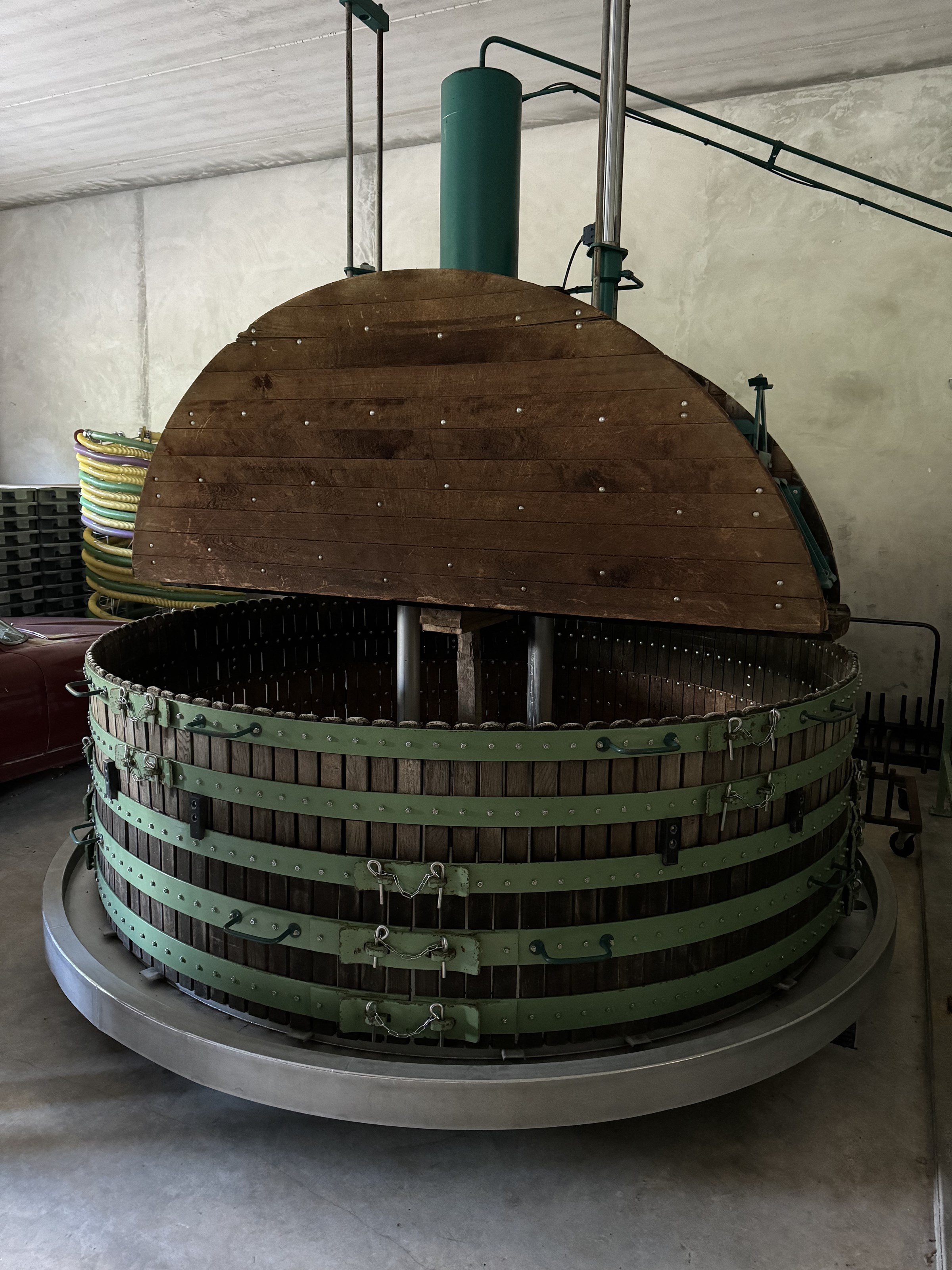 <p>Hos Barrat-Masson er kvaliteten p&aring; druene i h&oslash;ysetet, og Lo&iuml;c's arbeid og presisjon i vinmarkene er uvurderlig. Sunne druer h&oslash;stes ved optimal modning. Deretter tar Aur&eacute;lie over og vinifikasjonen blir utf&oslash;rt etter hennes ekspertise. To Coquard-presser, p&aring; henholdsvis 2000 kg og 4000 kg, benyttes til den parsellvise pressingen. Aur&eacute;lie deler mosten i hele fem fraksjoner, det gjennomf&oslash;res alts&aring; fem retrousse, som gir et bredt utvalg baseviner. Etter 24 timers sedimentering vinifiseres mosten i enten rustfrie st&aring;ltanker eller 300- og 600-liters eikefat. Vinene ligger p&aring; bunnfall uten omr&oslash;ring frem til de tappes p&aring; flaske uten klaring eller filtrering i juli. Etter lagring p&aring; bunnfallet i minimum 30 m&aring;neder, degorgeres flaskene for h&aring;nd. Sm&aring; mengder sulfitt tilsettes ved pressing og tapping. Ingen av vinene har tilsatt <em>dosage</em>.</p>