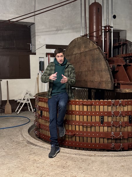 <p>Druene h&aring;ndh&oslash;stes i sm&aring; kasser og presses p&aring; en tradisjonell Coquard-presse. Maxime blender f&oslash;rste- og andrepressingen ettersom han liker kroppen som andrepressingen tilf&oslash;rer vinene. Basevinene spontanfermenteres p&aring; 205-liters eikefat, hovedsakelig fra Tonnellerie de Champagne Cauroy-l&egrave;s-Hermonville, en leverand&oslash;r som bruker lokale eiketr&aelig;r til produksjonen. Modningen gjennomf&oslash;res med h&oslash;y grad av presisjon i en kj&oslash;lig kjeller. Det benyttes mellom 0 og 3 g/l dosage, avhengig av cuv&eacute;e, og det produseres individuelle lik&oslash;rer til hver vin.&nbsp;</p>