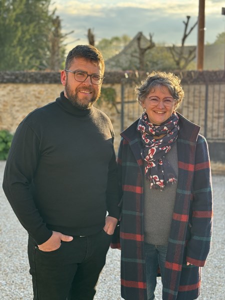 <p>Barrat-Masson sine vinmarker ligger jevnt fordelt mellom landsbyene Bethon og Villenauxe-la-Grande. Dette er den sydvestlige enden av C&ocirc;te de S&eacute;zanne, som i seg selv er en slags sydvestlig forlengelse av C&ocirc;te des Blancs. Omr&aring;det var historisk viktig, men etter at vinlusen phylloxera herjet p&aring; starten av 1900-tallet, forble de fleste vinmarker ute av produksjon fram til 60- og 70-tallet. Jordsmonnet er ogs&aring; her kalkholdig, med varierende innslag av leire, men klimaet er noe varmere enn i de mer kjente landsbyene lenger nord. Vinene fra Bethon er typisk hakket mer mineralske enn i Villenauxe-la-Grande, som skyldes at det er mindre leire i Bethon. I tillegg har Bethon innslag av flint, som gir viner med ekstra nerve og salinitet, men det er ogs&aring; noe varmere og mindre vind enn i Villenauxe-la-Grande, s&aring; druene modnes litt raskere. chardonnay utgj&oslash;r 90 prosent av Barrat-Masson sine vinmarker, og resten best&aring;r av pinot noir, for uten om en ny samplantet parsell, som i fremtiden vil produsere en ny cuv&eacute;e med syv av de tillatte druesortene i Champagne; arbanne, chardonnay, meunier, petit meslier, pinot blanc, pinot gris og pinot noir.</p>