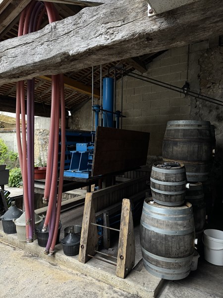 <p>Druene presses i en tradisjonell 2000 kg vertikalpresse, f&oslash;r <em>d&eacute;bourbage</em> i emaljerte st&aring;ltanker og fermentering med lokal gj&aelig;r p&aring; en kombinasjon av gamle eikefat fra Bollinger og akasiefat. De eldste fatene er nesten 100 &aring;r gamle. Den malolaktiske gj&aelig;ringen gjennomf&oslash;res ikke, noe som f&oslash;rer til viner med h&oslash;ye syreniv&aring;er, men som balanseres med solid fruktmodning og rundes av med fatlagringen. Vinene omstikkes tre ganger i l&oslash;pet av modningen og klares forsiktig med isinglass, men uten filtrering eller kald-stabilisering. 30 prosent av hver &aring;rgang tas vare p&aring; som reservevin p&aring; fat til neste &aring;rgang. Andregangsgj&aelig;ringen foreg&aring;r under crown cap eller champagnekork, avhengig av cuv&eacute;e. Alt arbeid gj&oslash;res for h&aring;nd, og resultatet er konsentrerte og komplekse viner med rik struktur i kombinasjon med flott friskhet og fokus.</p>